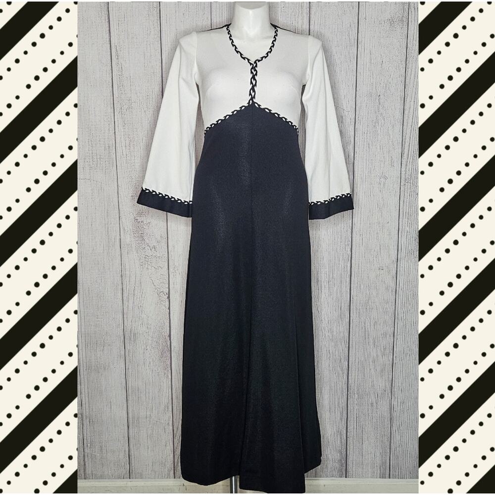 VTG Monochromatic Black & White Flare Sleeve Volup Maxi Dress